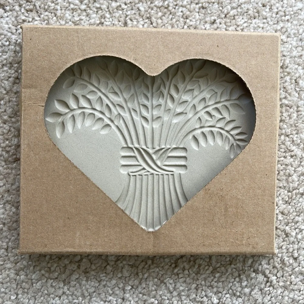 NIB The Pampered Chef Bountiful Heart Stoneware Cookie Mold Box & Recipe Booklet